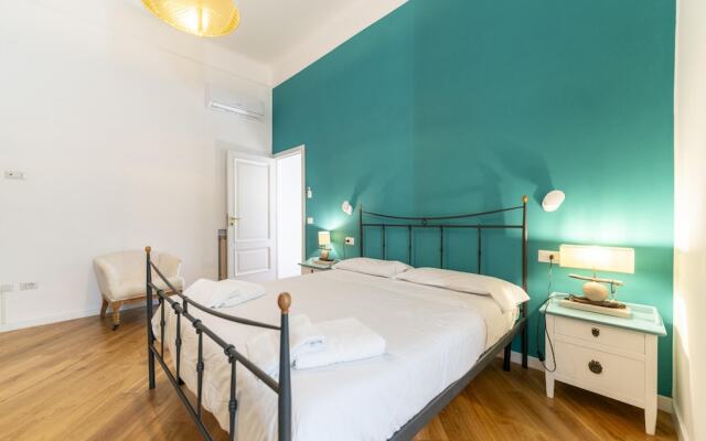 Piazza San Luigi 9 in Naples