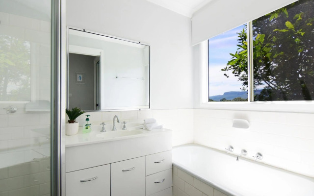 Treetops - Newly renovated, in the village!