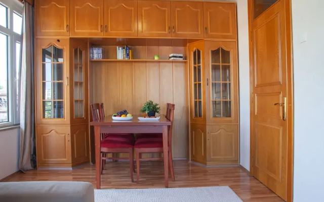 Aheste_simple Sea View Flat in Lovely Old Town