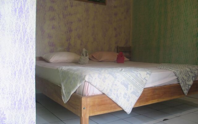 Lovina Central Hostel