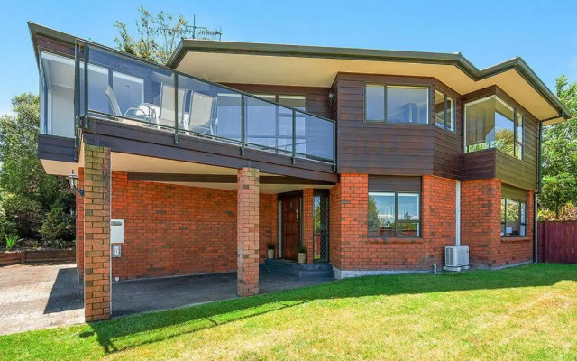 Acacia Bay Getaway - Lake Taupo Holiday Home