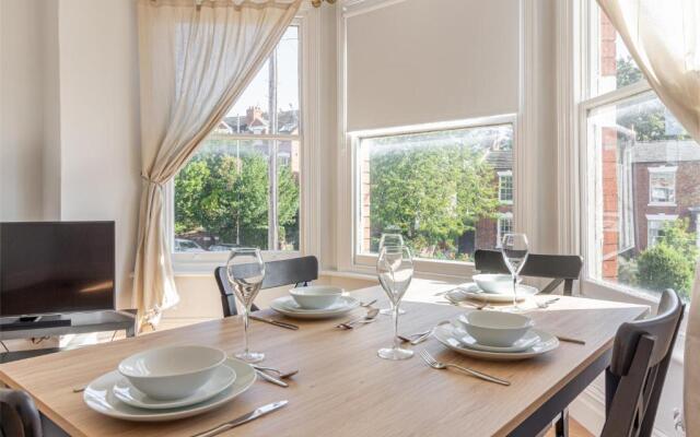 Modern 2 Bedroom Apartment with Free Parking!