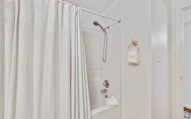 3br/2ba Full Condo w/ Pool & Gym, Sleeps 7