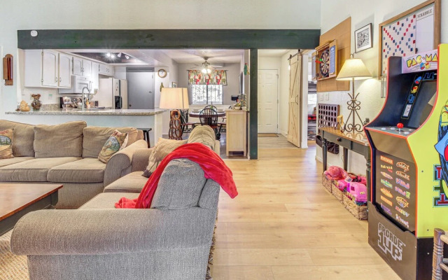 Hike & Golf: Family Home w/ Balcony in Pinetop!