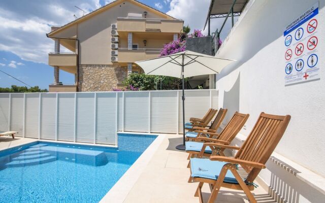 A2-apt w. Shared Pool & Balcony,next to the Beach