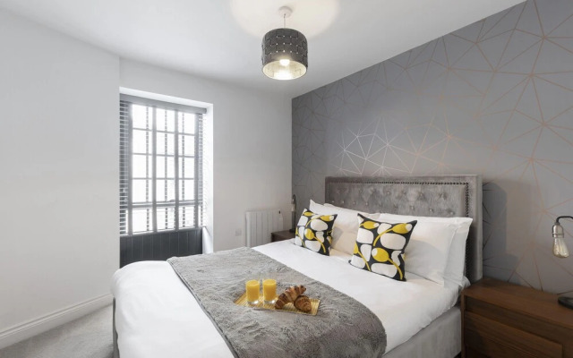 Elliot Oliver - Modern 2 Bedroom Town Centre Apartment