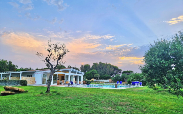 Hotel with swimming pool near Stintino