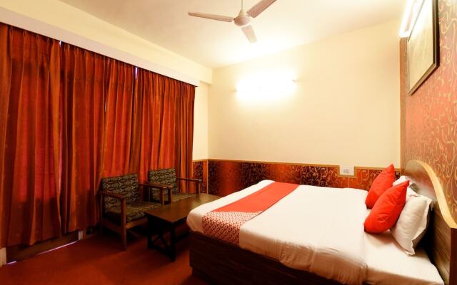 OYO 13586 Hotel Monarch