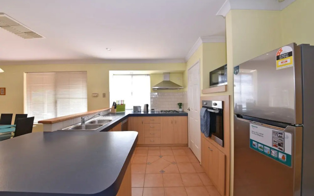 Redcliff Home Close to City & Airport