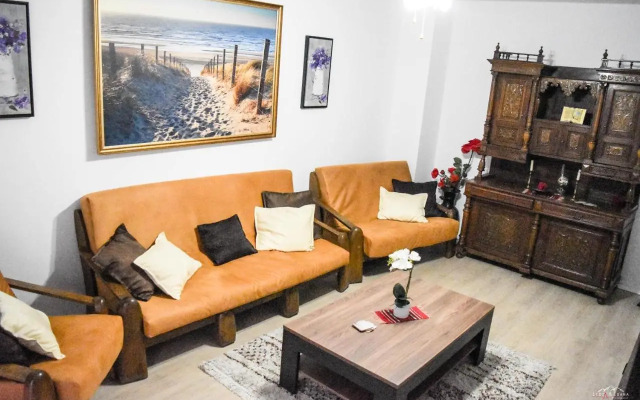 Spacious and cozy 3BD+Terrace Couples Apartment