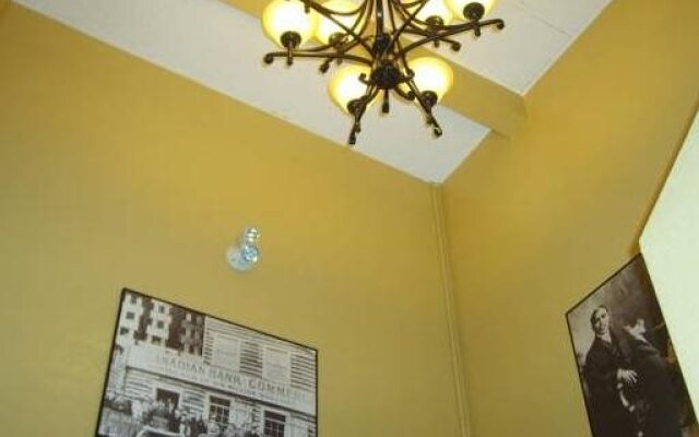 Town and Mountain Hotel