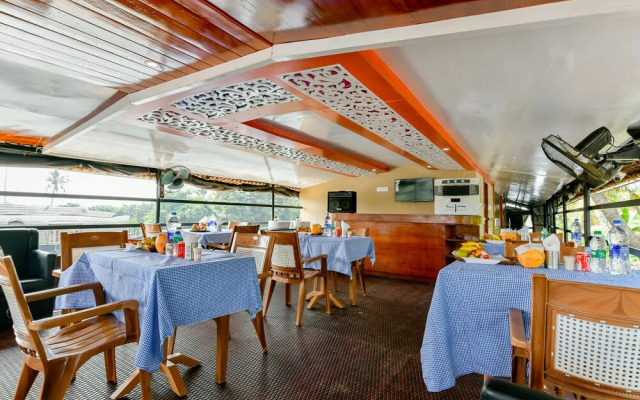 Oyo 24920 Indraprastha Royal Castle Sharing Houseboat