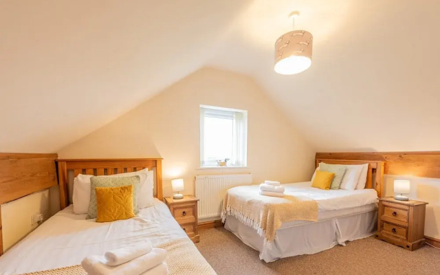 Spacious Country House for 14, Holywell, No Deposit