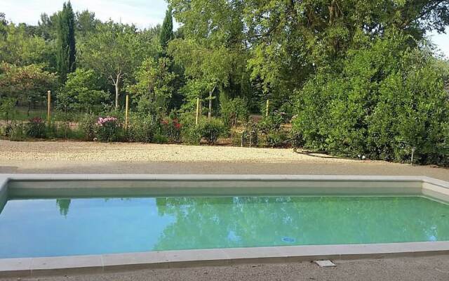 Sun-kissed Villa in Carpentras With Swimming Pool