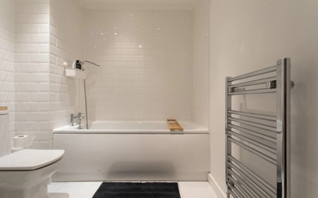 Bright & Modern 2-bed Apt W/balcony in Greenwich