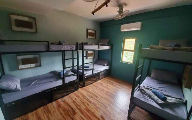Outpost Hostel - Coron - Adults Only