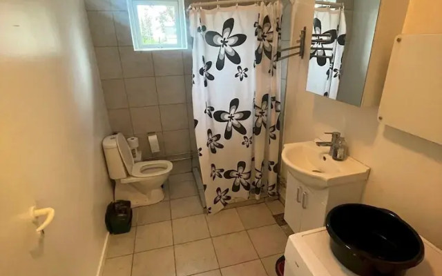 Cozy Backhouse With Large Private Garden