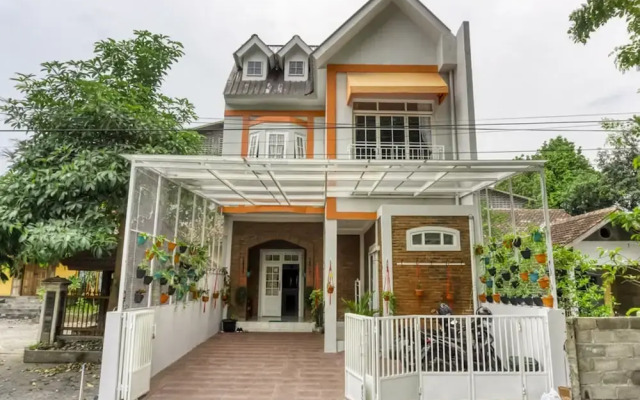 Parisya Jogia by Reddoorz