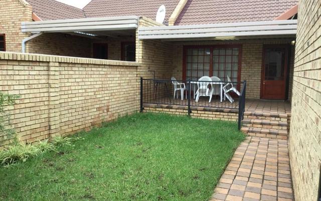 Cozy 2BR 2BR Townhouse Netflix Private Parking Great Location!