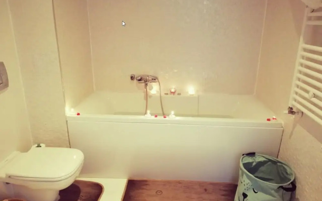 Large View & Jacuzzi