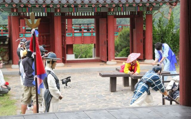 Hanok stay NAMWONYECHON by Kensington