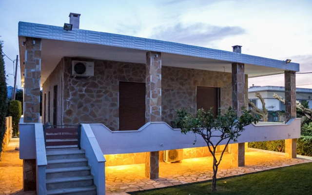 Spacious home with garden in Marathonas