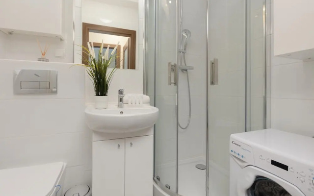 Dickensa Warsaw Apartment by Renters