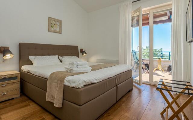 Sea-view Villa in Kaštelir with Private Pool, Terrace