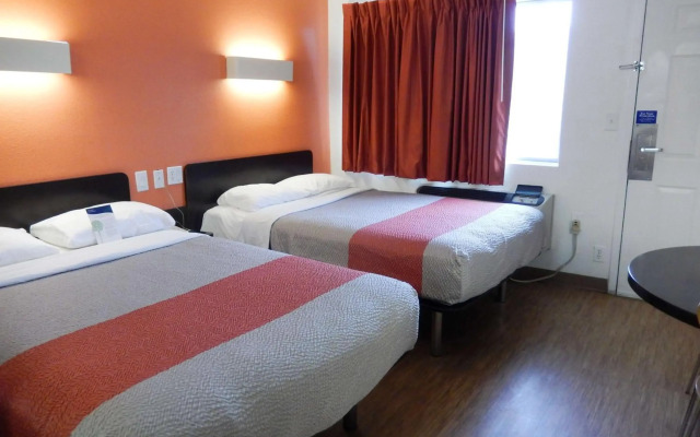 Motel 6 Clute, TX