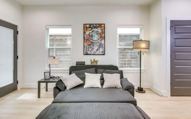 Walkable E Downtown Houston Townhome: Pet-friendly