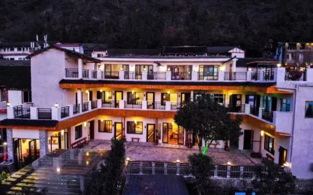 Xingyi WanFenglin Qianshanli Inn