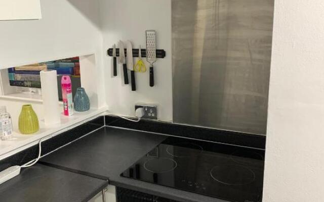 2 bed 1st floor Apartment-own entrance & parking