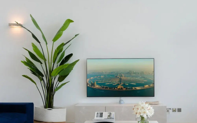 Large waterfront property palm