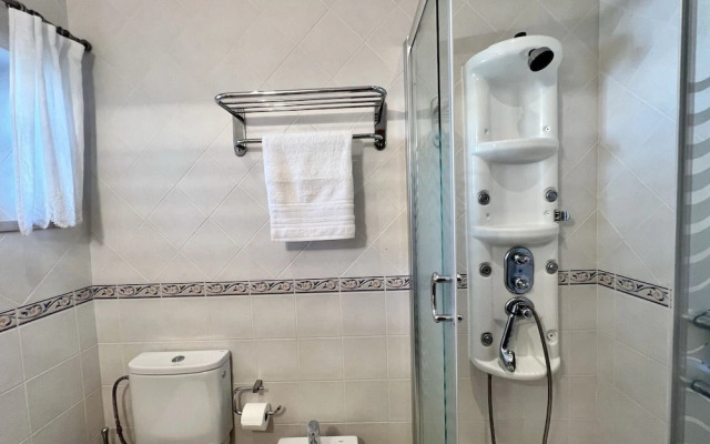 Quarteira Classic With Pool by Homing