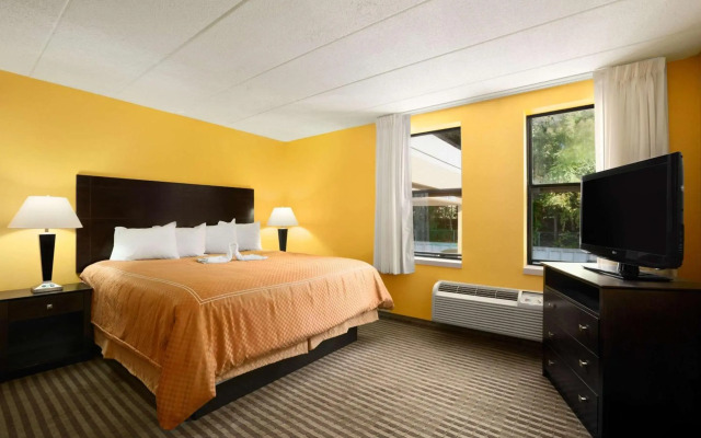 La Casa Inn & Suites - Middleboro