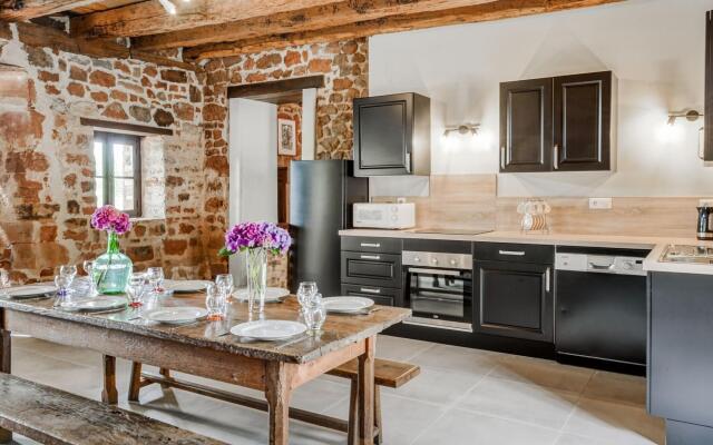 Peaceful Holiday Home in Teillots with Private Pool