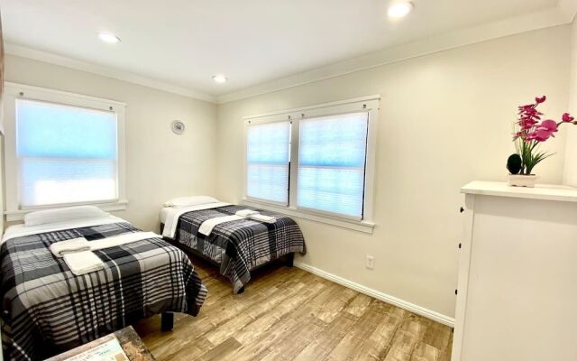 10 Min To The Beach! Perfect For A Family Or Friend Group. Self Check-in & Recently Renovated 2 Bedroom Apts by RedAwning