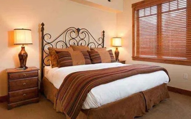 #1050- Stunning Trappeur's Crossing Condo