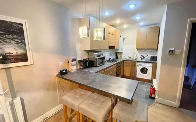 *New* Beautiful 2 Bedroom House in Central Location