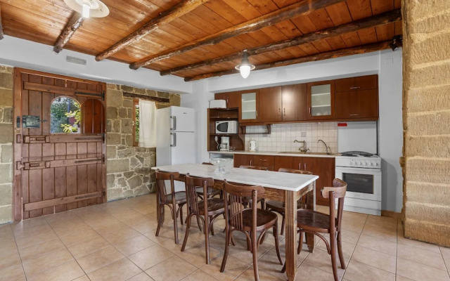 Countryside Apartment 1 With Shared Swimming Pool