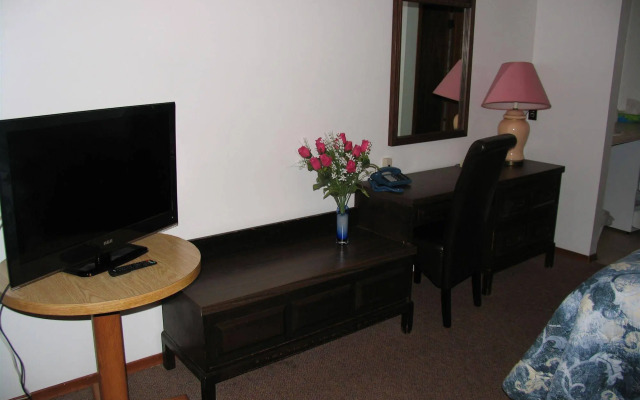 Seven Oakes Motel