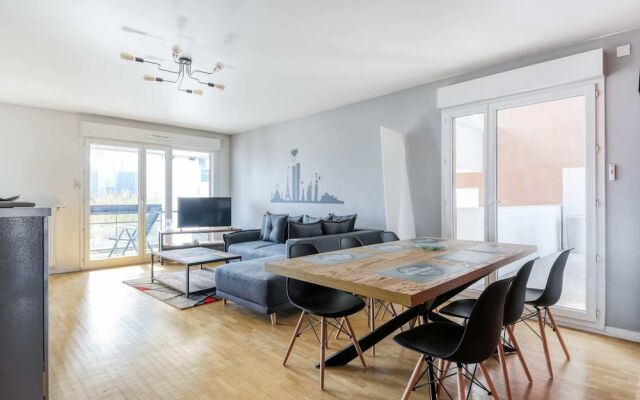 Spacious Apartment With Stunning View Of Paris La Defense Fits Up To 8