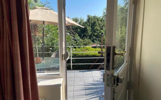 Entire 1bed Studio With Ensuite, Balcony & Parking