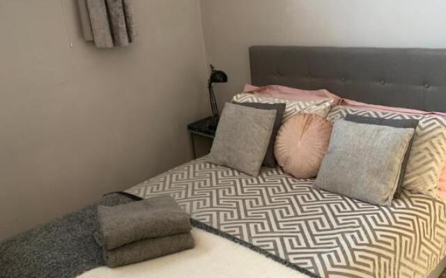 County House City Centre with parking Sleeps 4