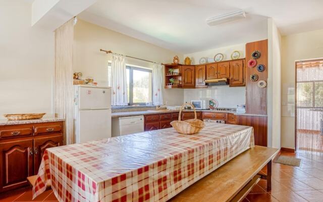 Carcavelos Villa With Pool