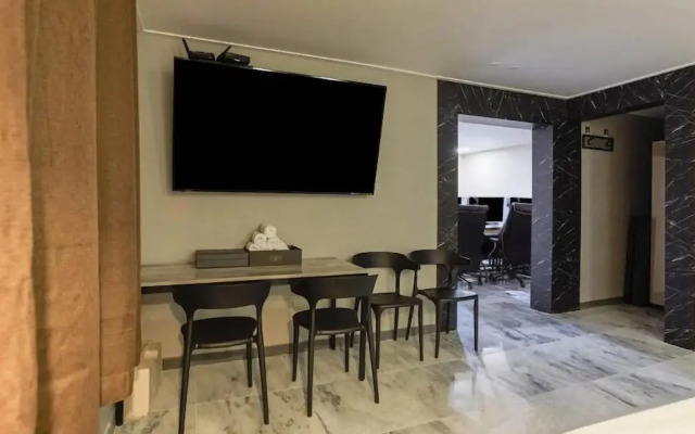 On & Off Hotel