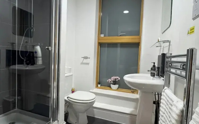 Modern 2 Bedroom City Oasis in Manchester