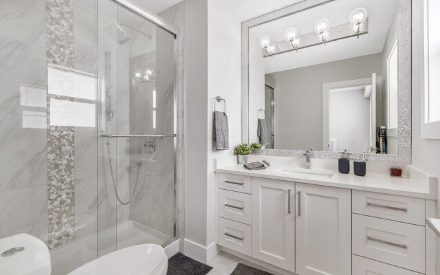 Mountain & Ocean View in Gorgeous Home by Elevate Rooms