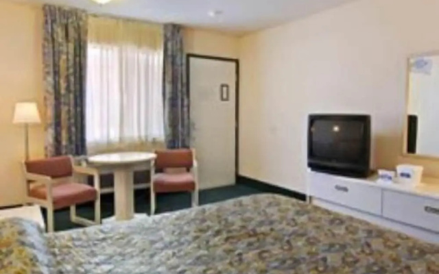 Hilltop Inn & Suites
