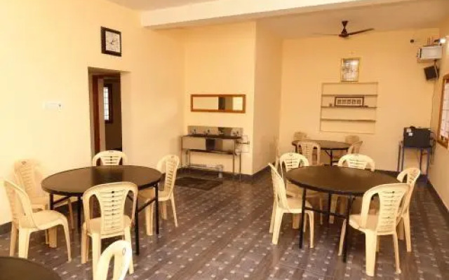 Dee Dee Ladies Hostel